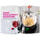 „DEINE KÜHLSCHRANK-KONDITOREI“ steht in pinker Schrift. Eine Hand hält einen Rührer über eine Schüssel mit Crème.
