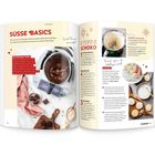 "Süße Basics", Rezepttipps für Adventszutaten. Bild von Schokolade in Küchenmaschine, Zutaten wie Schokolade und Teig.