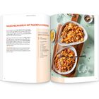 "Muschelnudeln mit Hackfleischsosse." Links: Rezeptanleitung. Rechts: Zwei Schalen mit Nudeln und Gabeln, auf Holzbrett.