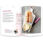"RUCKZUCK-BROT", Rezeptanleitung links, Bild: Brotlaib auf Schneidebrett mit Messer, eine Scheibe mit Butter bestrichen.