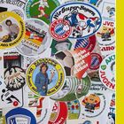 Verschiedene bunte Aufkleber mit Fußballmotiven, u.a. "Wir Super-Bayern", "Mein Dicker liest kicker", "Padoges".