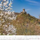 Kalenderseite März 2027, darunter eine blühende Landschaft mit Burg auf einem Hügel, blauer Himmel.