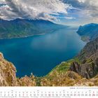 Kalenderblatt März 2027. Malerische Aussicht auf den Gardasee von den Bergen, mit Klippen, Wasser und Wolken.