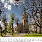 Kalenderblatt für März 2027 mit Bäumen und einer Kirche im Hintergrund.