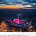 Schloss Burg in leuchtenden Farben bei Sonnenuntergang, umgeben von bewaldeten Hügeln. Unten ein Kalender für März 2027.