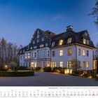 März 2027 Kalender, Wermelskirchen Böttingerhaus, beleuchtetes Gebäude bei Dämmerung, umgeben von Bäumen.