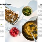 **8 x fein getoppt**

**Radieschenpickles**

**Mandelfremolata**

Chili-Saaten-Crunch in Schüssel, Knusper-Curry-Buchweizen in Pfanne, beides auf hellem Untergrund.