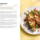 "GESCHMORTE AUBERGINEN mit Feta und Petersiliensalat. Rezept für 4 kleine oder 2 große Portionen. Zubereitungszeit: ca. 45 min."

Links: Detaillierte Kochanleitung für geschmorte Auberginen mit Feta und Petersiliensalat. Rechts: Teller mit Auberginen, Feta, Pinienkernen, Granatapfelkernen auf grünem Salat. Hintergrund in Gelb.