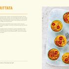 "Kleine Gerichte und Snacks: Nizza-Frittata mit Thunfisch. Sechs Muffins in Förmchen mit Tomaten, daneben zwei Gabeln."