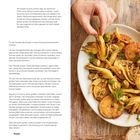 "Fritto misto" links oben; Rezept für 6 Personen; rechts ein Teller mit frittiertem Gemüse; Hand greift nach Essen; Schale mit Sauce.