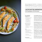 "LACHS MIT BLUMENKOHL-COUSCOUS und eingelegten Kirschtomaten" steht links. Rechts Rezept für 2-4 Personen. Teller mit Lachs, Couscous, Tomaten.