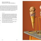 "MISO-EISCREME AUF ZWEIERLEI ART (OHNE RÜHREN)*" zeigt Eiswaffeln in einem Halter, mit bunten Streuseln und Eiskugeln darauf.