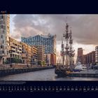 04 April. Historisches Segelschiff im Hafen von Hamburg, umgeben von moderner Architektur und der Elbphilharmonie.