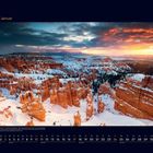 01 Januar. Das faszinierende Amphitheater des Bryce Canyons in der USA. Sonnenuntergang über schneebedeckten Felsformationen.