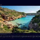 07 Juli. Die Baleareninsel Mallorca zeigt sich facettenreich. Kalenderansicht eines türkisblauen Meeres und felsiger Buchten.