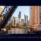 08 August. Die Metropole Chicago, durch eine Hochbahnbrücke und Wolkenkratzer geprägt. Kalenderdarstellung.