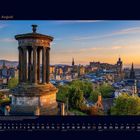 08 August. Kalender mit Blick über Edinburgh, rotes Monument im Vordergrund, Stadtlandschaft im Hintergrund.