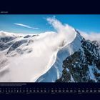 01 Januar. Unten Kalenderdaten. Schneebedeckte Berge mit Wolken im Vordergrund, blauer Himmel.