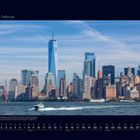 02 Februar. Skyline von New York mit dem One World Trade Center im Vordergrund und einem Boot auf dem Wasser.