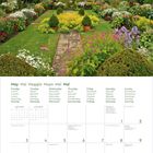 Kalender für Mai 2027, darunter eine beeindruckende Gartenansicht mit einem historischen Backsteingebäude im Hintergrund.
