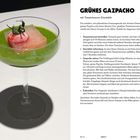 GRÜNES GAZPACHO: Ein klarer, grüner Drink mit Tomatenwasser-Eiswürfel und Cherry-Tomate in einem eleganten Glas. Links Text, rechts Rezept.