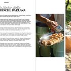 "ADSCHARISCHE BAKLAVA" und "Lass es abkühlen!" Textpassagen. Drei Bilder zeigen Zubereitung von Baklava: Eingießen, Ausrollen, Mischen.