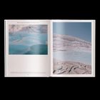 "Bassins calcaires de Pamukkale - Pamukkale, Turquie." Zwei Bilder von Pamukkale’s weißen Kalkterrassen mit blauem Wasser.