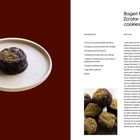 Zwei braune Kekse mit Za'atar auf einem Teller, Rezept nebenstehend mit Zutatenliste und Methode.