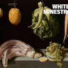 Text „WHITE MINESTRONE“. Illustration von aufgehängtem Gemüse und Früchten, darunter Zitronen und Karotten.