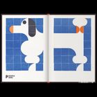 "Poodle Pudel" steht unten links. Eine abstrakte Illustration eines Pudels aus blauen, weißen und orangen Formen.