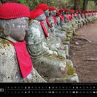 Japan 03, Jizo Statuen in Nikko. Steinfiguren mit roten Mützen und Lätzchen entlang eines Waldweges.