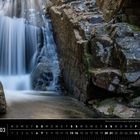 "Wasserfall am Kancamagus Highway, White Mountains, New Hampshire." Ein Wasserfall fließt zwischen Felsen.
