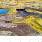 03, Monatskalender. Karge Landschaft mit Kratern und zwei Wasserflächen. Grün-braun gefärbter Boden.
