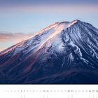 "Berg Fuji bei Sonnenaufgang" steht im unteren Bereich. Der Fuji erstrahlt in rosa Lichts an schneebedeckten Gipfeln. Darunter: März.