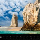 Kalender, März, Mexiko. Felsformationen bei Cabo San Lucas vor blauem Himmel und türkisfarbenem Meer.