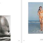 Links: Rückenansicht einer sitzenden Person. Rechts: Stehende Person im orangefarbenen Bikini am Strand.