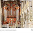 Kirche St. Lawrence in Rotterdam, Niederlande. Große, verzierte Orgel mit goldenen Details, umgeben von Kronleuchtern.