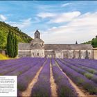 Text: Abtei Notre-Dame de Sénanque. Lavendelfelder vor einer steinernen Abtei, umgeben von Hügeln und Bäumen unter blauem Himmel.