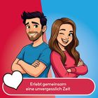 „Erlebt gemeinsam eine unvergesslich Zeit“, zeigt ein Paar als Cartoon, fröhlich und posierend vor zweifarbigem Hintergrund.