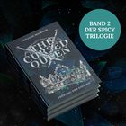 "MIT PAGE OVERLAY" steht auf einem Kreis. Darunter ein Buch mit überlagertem Bild eines muskulösen Mannes ohne Shirt.