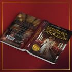 „Schicksalsreise nach Abbazia“ von Astrid Miglar. Eine Frau im Zuggang. „2017 Wien an die Adria“ steht auf goldenem Kreis.