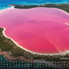 Kalender mit den Daten 1 bis 31, "Lake Hillier, Australien". Pinker See umgeben von grüner Vegetation und türkisblauem Wasser.