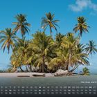 San Blas Island - Panama. Märzkalender unten, Palmen auf Insel, umgeben von klarem Wasser und blauem Himmel.