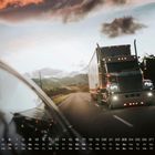 Kalender mit Zahlen 1-31 unten. Ein LKW fährt auf einer Straße; der Himmel ist bewölkt und rosa gefärbt.