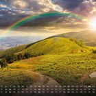 Unter einem großen Regenbogen steht der Monatskalender für März. Hügelige Landschaft unter bewölktem Himmel und Sonnenschein.