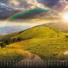 Kalender mit Tagen- und Datumszahlen am unteren Rand. Landschaft mit grünem Hügel, Regenbogen und strahlender Sonne.