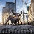 „Charging Bull, Wallstreet 3“, Kalenderansicht mit Wochentagen. Ein massiver Bronzenbulle in der Stadt.