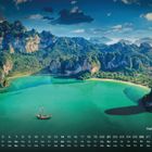 Kalenderansicht mit den Wochentagen und Zahlen von 1 bis 31 unten. "Railay Beach 3" steht rechts. Tropische Landschaft mit Boot.