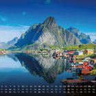 Kalender mit Datumsangaben, Text "Reine, Lofoten 3". Malerische Landschaft mit Bergen, Wasser und bunten Häusern.