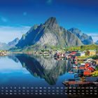 Kalender mit Szenerie von Reine, Lofoten; bunte Häuser am Wasser, große Berge im Hintergrund, ruhige Spiegelung.